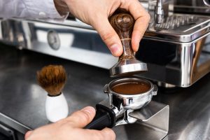 Tecniche e trucchi sulla corretta PRESSATURA del caffè macinato