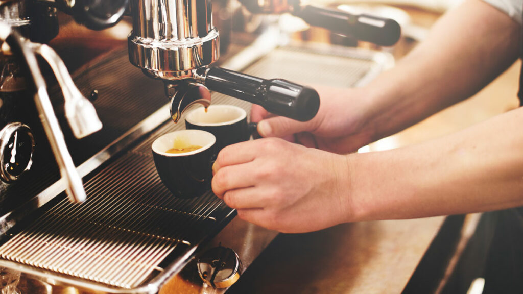 Wie sollen die Tassen auf der Kaffeemaschine platziert werden?